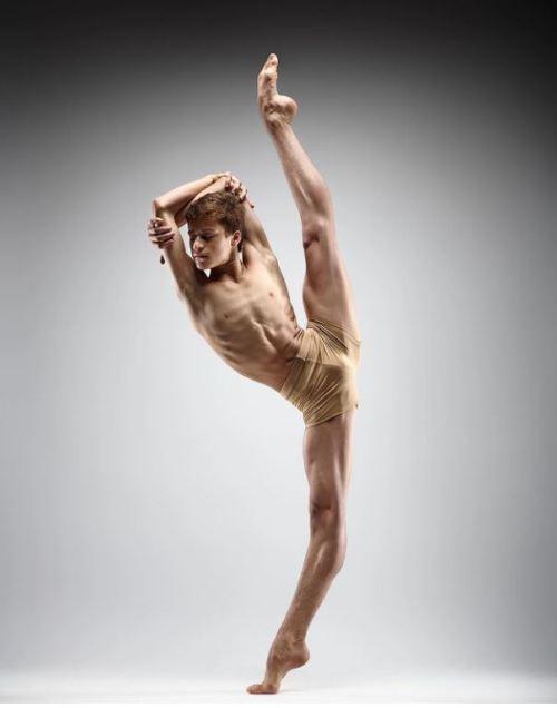 dance-world:Fabrizzio Ulloa - photo by Carlos Quezada