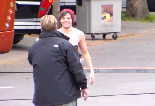 sslarrysettingsail:  Louis-April 29th 2013 Screen captures from this video.