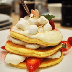monchan-tcs:ブラザーズのホワイトデー限定パンケーキを♪ ホワイトチョコがふわっと香って絶品だった(*´艸`*) 3月末までやってるみたい♡ #パンケーキ #pancake #pancakes #foods #sweets #ホワイトデー