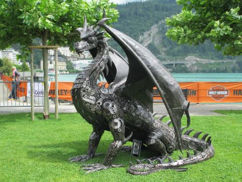 ginger-sith:  thefabulousweirdtrotters:  Scrap Metal Dragons by Recyclart  Amazing