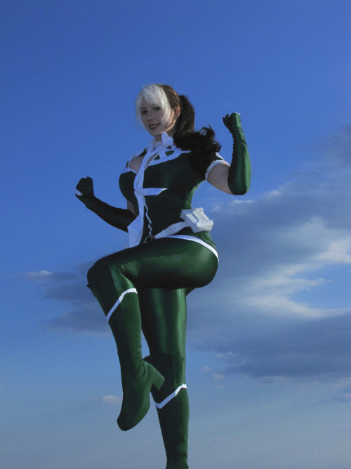 bellechere:  xcyclopswasrightx:   BelleChere as Rogue  Check out this post, where she goes into her recipe for bleaching her hair as Rogue  I was going to make a post just like this, but I was beat to it! Thanks! Check the link above for my hair bleaching