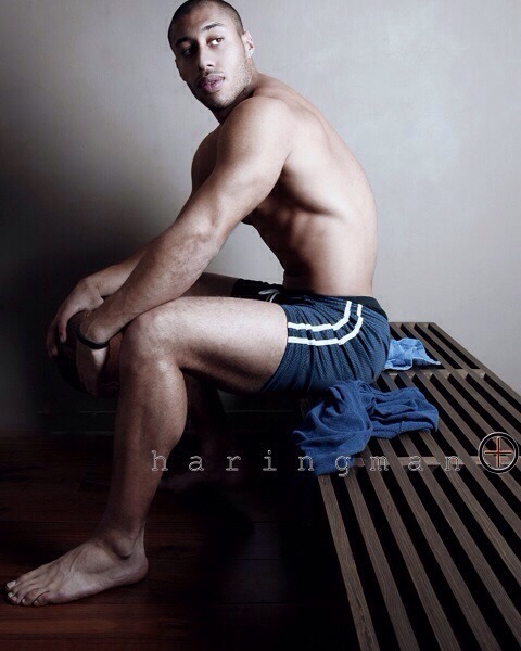 savvyifyanasty:  > you know what they say about men with big feet   💂💂💂💂💂👍