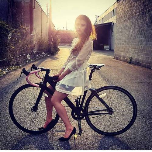 javi-ballestero:@namasteria #sunset #girlbike #girlsgonefixie #ridegirl #ridelikegirl #fixiechick #f