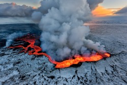rhubarbes:  Holuhraun eruption in Iceland… by Iurie Belegurschi.More Landscapes here.