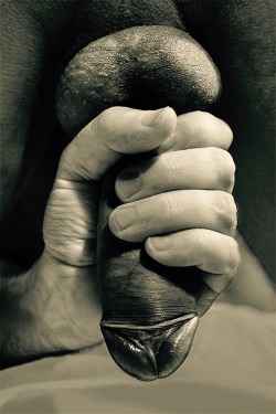 men-lounge:  Hand ….