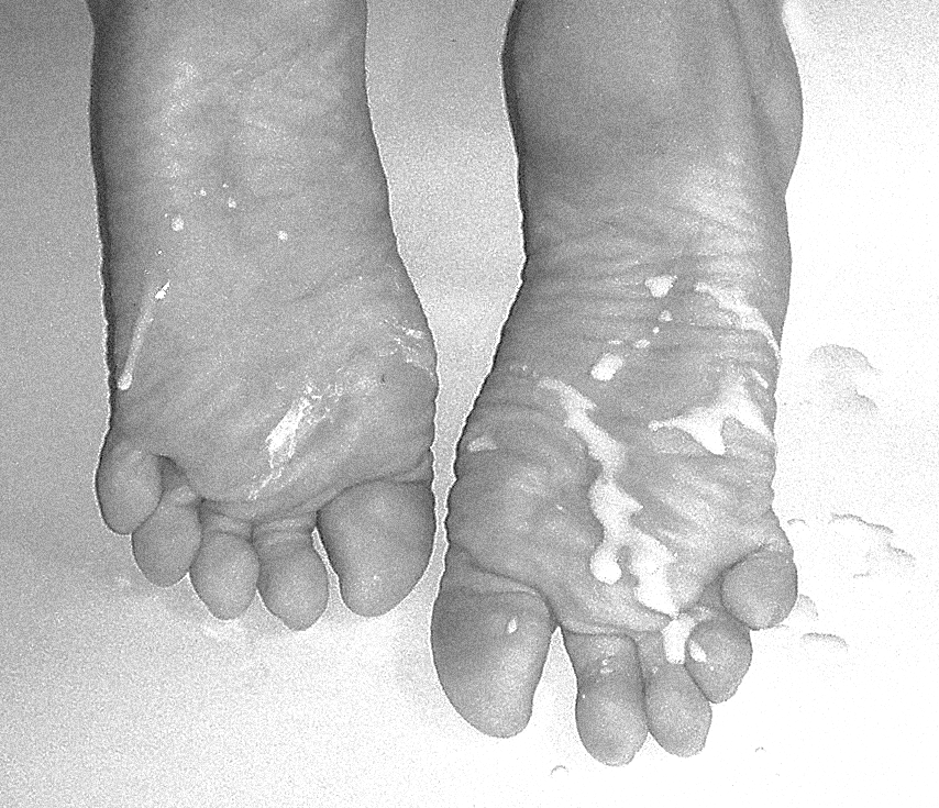 zaratrustraword:   Cum on my feet ;)