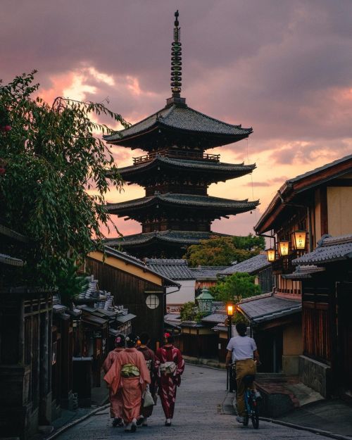 Yasaka Pagoda at dusk 先日ひさびさに立ち寄った八坂の塔界隈。 以前に比べると人出もまだまばら、穏やかで心地いい夕暮れのひと時でした。 #京都 #法観寺 #八坂の塔 #FUJIFI