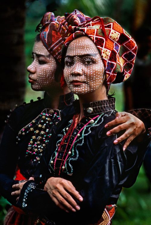 “ Women of the World
Photos by Steve McCurry
”