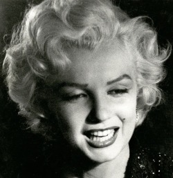 summers-in-hollywood:Marilyn Monroe, 1952