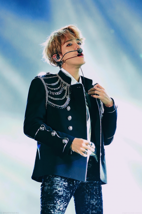 itisnotporniswear:  Look at him!!! HE IS LITERALLY GLOWING!! HE’S SO FREAKING ETHEREAL WTF?!!?