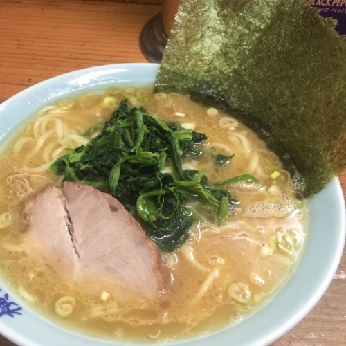 suiiiika: 「横浜ラーメン　山賊」　府中市栄町ラーメン・麺軟らかめ　680円