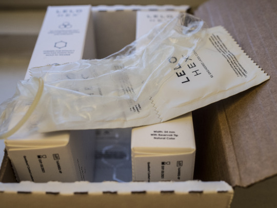 In “The ‘new and innovative’ Hex design condom by Lelo has been out for a bit now, do users feel they live up to the hype?” we promised a review when ours arrived. They have arrived and we’ve used them a couple times. We