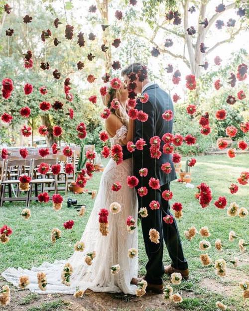 Hanging flowers are my favourite!! ❤️ _ #Repost @ruffledblog ・・・ vibrant wedding from beginning to e