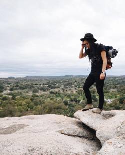 eeaagle:  teresabeans:  Life is meant for comfy blankets, breaths of crisp air, and wearing your favorite shirt and hat you never take off. Be free and be you. Because life is filled with a lot more smilies when you do so.  Enchanted Rock, Llano County,