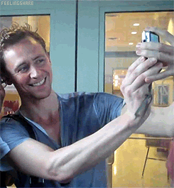 sherekahnsgirl:  lokihiddleston: Tom Hiddleston with fans Bonus :   Look at the
