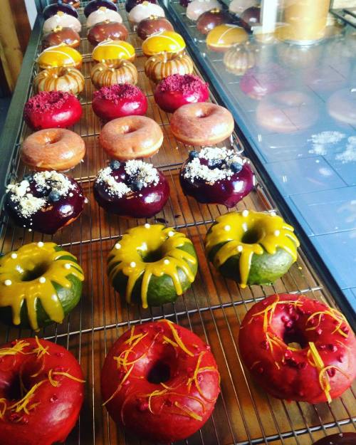 poblesecindiscreto: Martes…… #doughnuts #donuts #ドーナツ #ladonuteria #pastry #bakery #pasteleria #pas