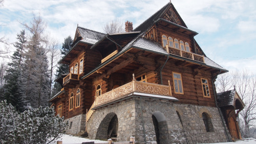lamus-dworski:Historical wooden villas in Zakopane, Poland. Images © Jacek Proniewicz.This arch