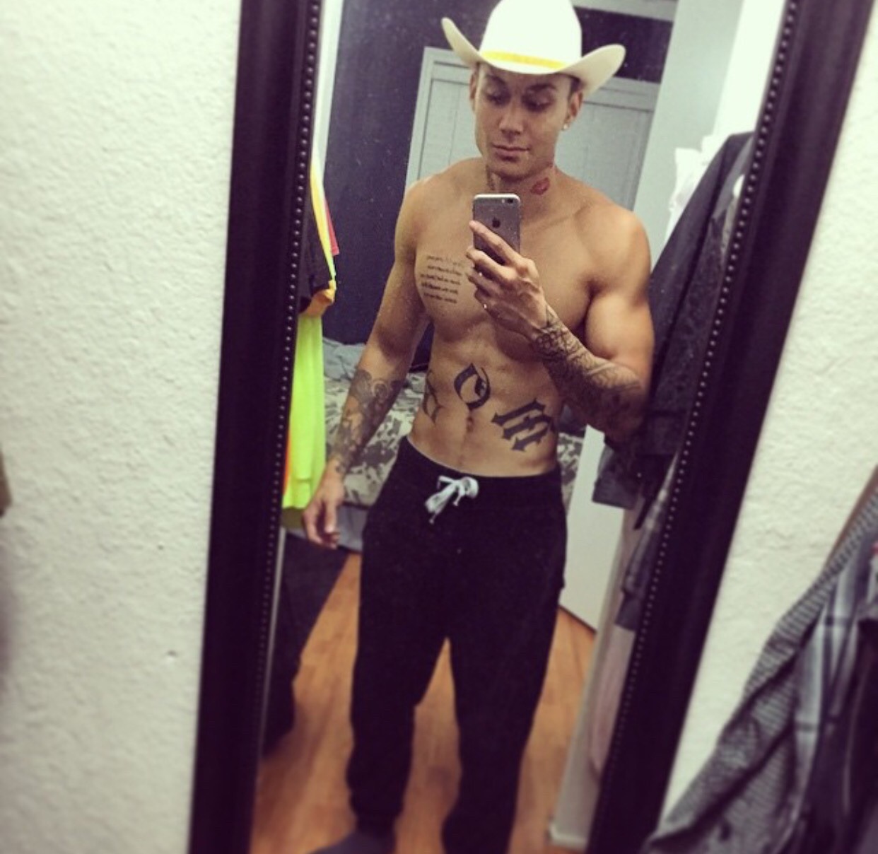surferboii808:  diamondkidd808:  Hot Hawaiian Dilf #TeamHawaii  Yes