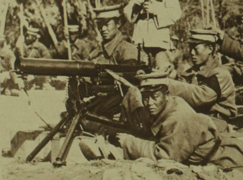 Soldiers of Zhang Zuolin&rsquo;s Anguojun warlord alliance pose for the camera with their Maxim 