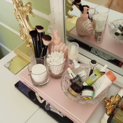 Organization is my thing #vanitytable #vanityorganization #onmyvanity #vintagedresser #makeuporganiz