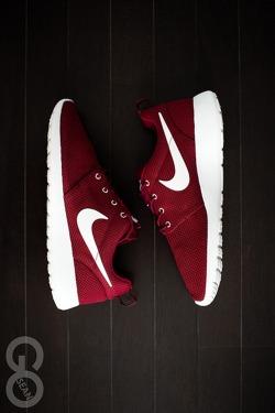 maxhellasick:  Nike Roshe Run “Team Red” http://www.kicksonfire.com/2013/05/27/nike-roshe-run-team-red/ 