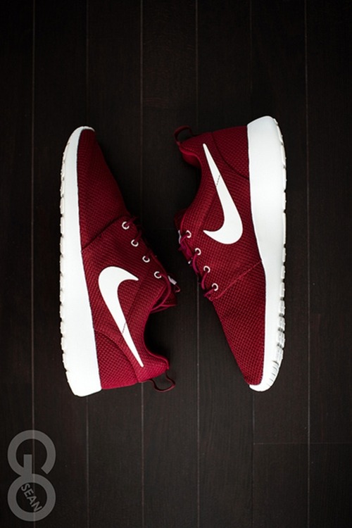 maxhellasick:  Nike Roshe Run “Team Red” http://www.kicksonfire.com/2013/05/27/nike-roshe-run-team-red/ 