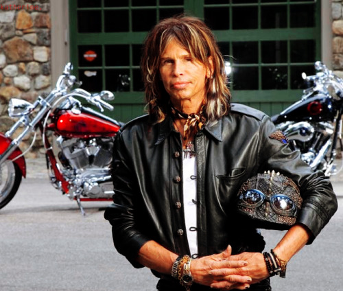 podablog:  Happy birthday Steven! 65 year, but you steel f*ckin rock’n’roll!