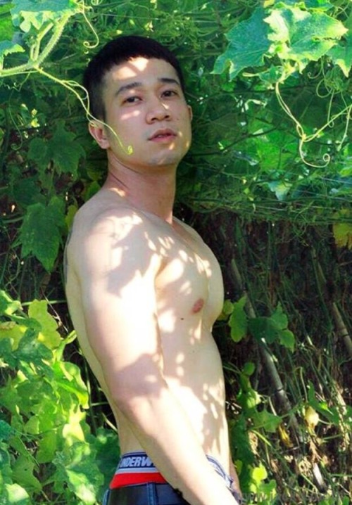 bbbtm13:  Why there are so many hot Chinese masseurs in Singapore but not in KL? :(  Reblog & follow me for more surprises!