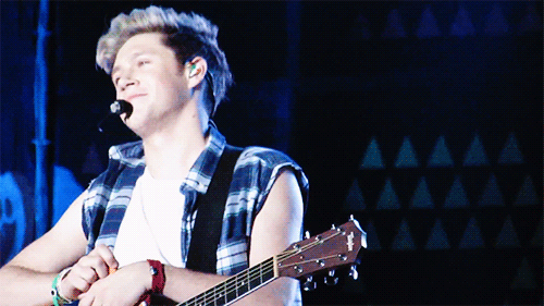 craicthatniall:  niall during don’t forget where you belong 