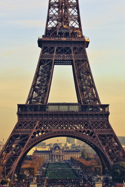 r2–d2:  La Dame de Fer By Philippe