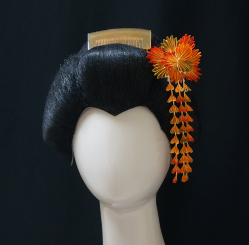 Kaede (autumn maple leaves) are a common kanzashi motif for maiko in the month of November. [Sold]