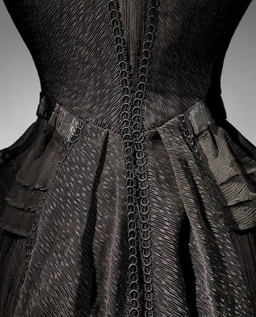 ravensquiffles:  Details of mourning dress, silk c. 1902-04 The Met