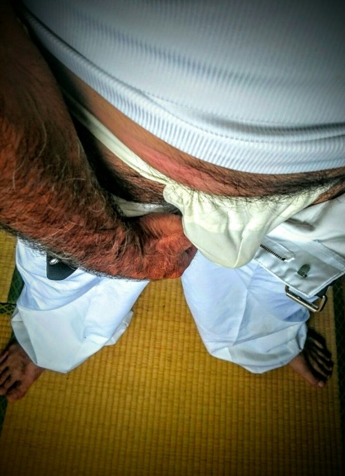 bearhairydadworkmanjp: ガテン髭おやじが作業ズボンを脱ぎ黒猫一丁になる。