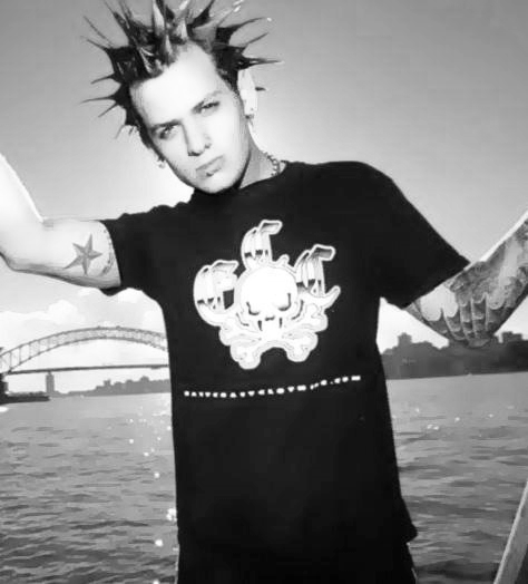 operationivysaur:  Someone teleport back in time and deliver me 21 year old Benji Madden