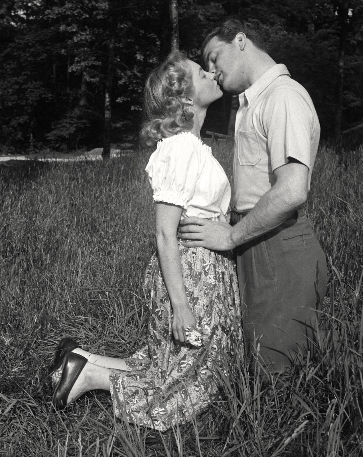 maudelynn:  Thursday’s Kiss ~ Outdoor Kiss by George Marks  via GhettyImages.com 