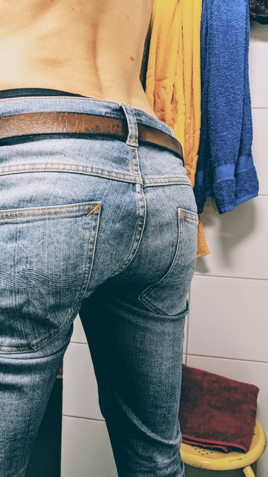 heyjoe0:My jeans ass! I want to train hard to get a bigger bubble butt. Help me with