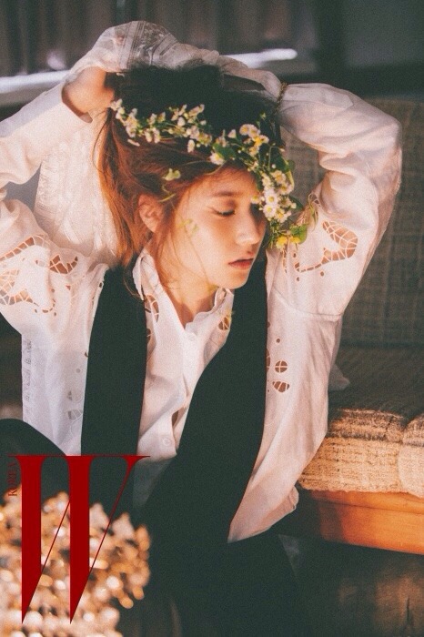 fishsweater:Krystal for W Korea 2015 and John William Waterhouse’s Painting Ophelia 1894