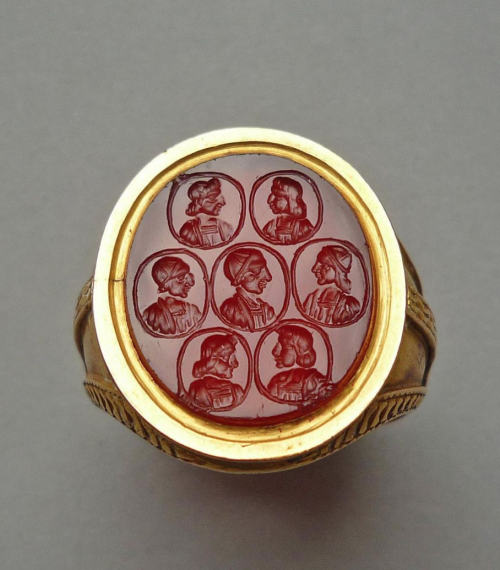 Gold, late 17th century ring, decorated with engraved busts of the Seven Bishops imprisoned by James