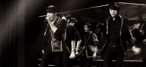  woohyun and sunggyu switching choreography in their kbs 대축제 performance of the chaser 