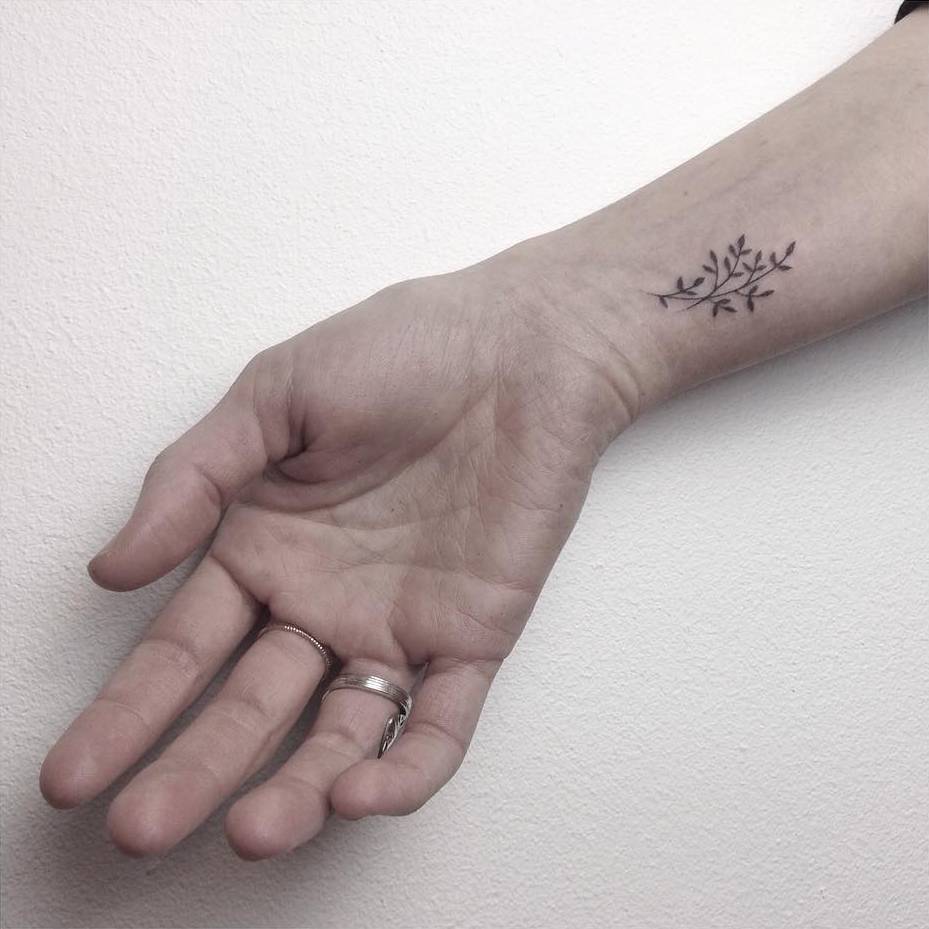 Pequeños Tatuajes — Pequeño tatuaje de una flor en la muñeca, hecha a...