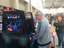 windgirlcurse:  @arcadeRx: Now Tron playing Tron! What a show! #bruceboxleitner #tron #fandomfest #arcade http://t.co/3UVPaGACPj 