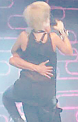 cheiro-do-arthur:  cristalblanco:  seisanjos:  heartforluar:  olha essa encoxada!!