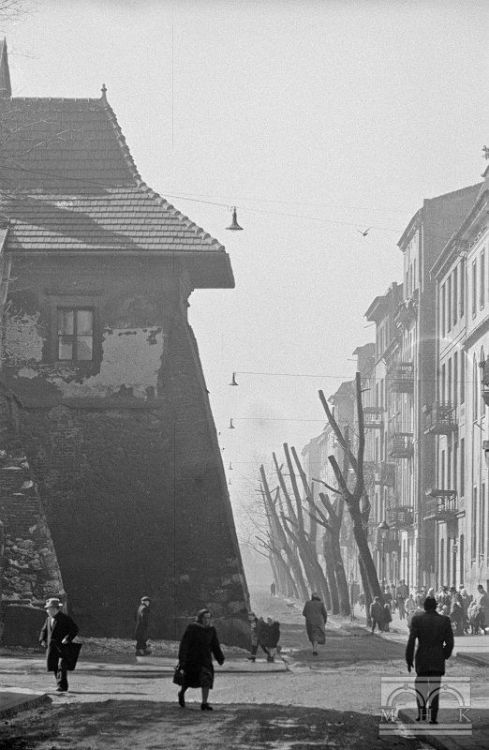 lamus-dworski:  Kraków, Poland photographed between 1945-1949 by Henryk Hermanowicz. Images via Muzeum Historyczne Miasta Krakowa. 