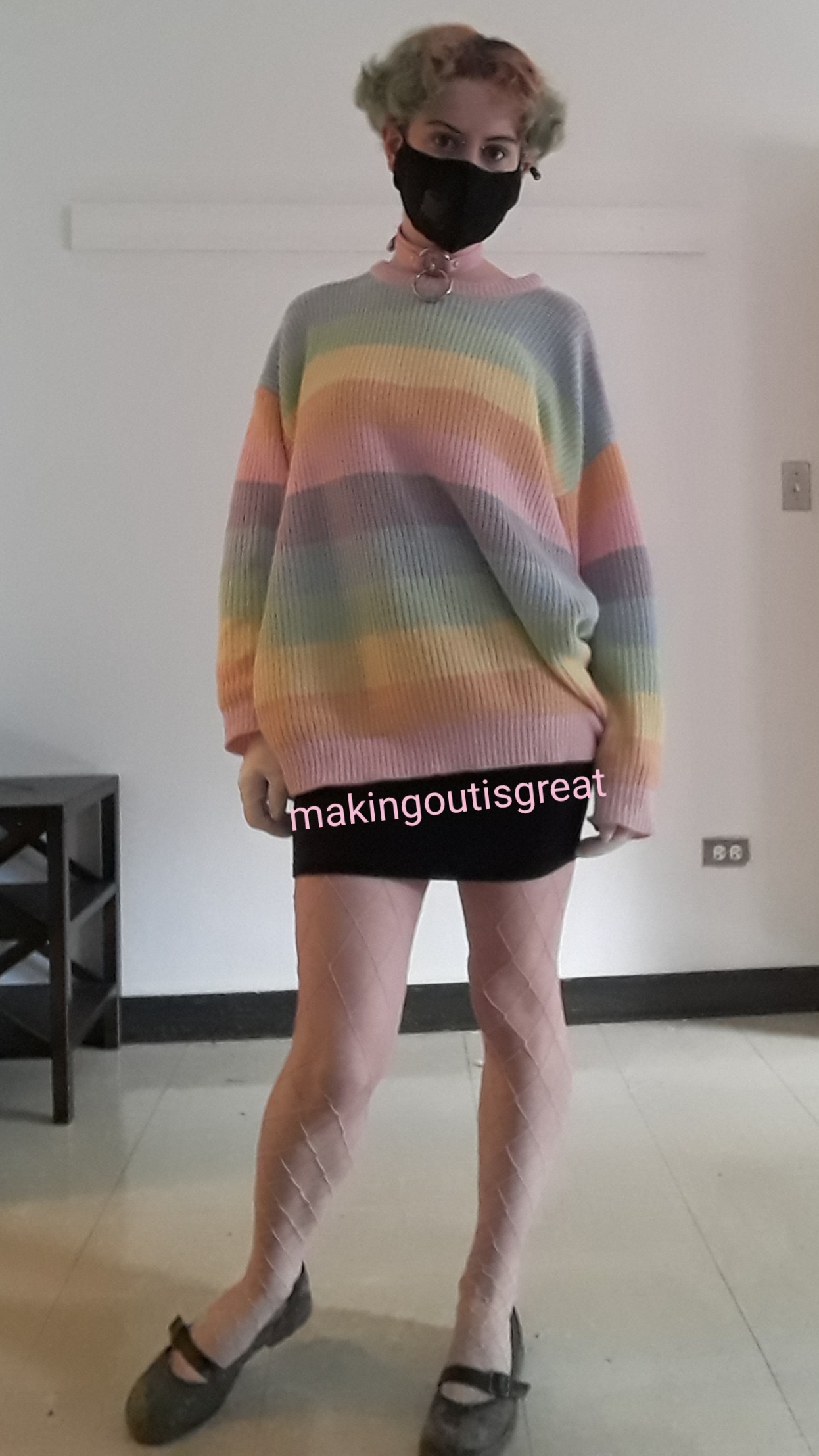 rollerbimbo:Social distancing, but make it sexy