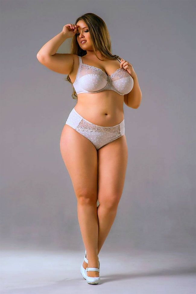 sexywidehips:  See more amazing curvaceous girls with wide hips at http://sexywidehips.tumblr.com