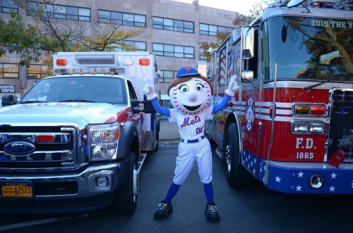 Mrs. Met with FDNY 150th Anniversary vehicles