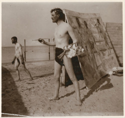 gay-erotic-art:  arteysentimiento:  Edvard Munch at the beach in…   Autumn has arrived and we say goodbye to summer and all that comes with it. Many gay artists, photographers and painters, use the beach as their setting to great effect. For the next