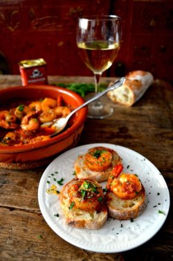 yummyinmytumbly:  GAMBAS AL AJILLO (GARLICKY SHRIMP) PINCHOS