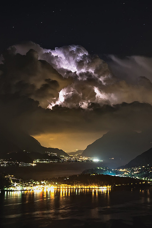 Lightning above lake of Como (Italy)by Clickalps .com