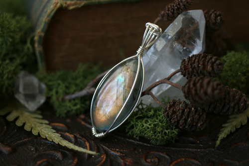 Moss agate and labradorite pendants with sterling silver.Available at Etsy Shop - Sedna 90377